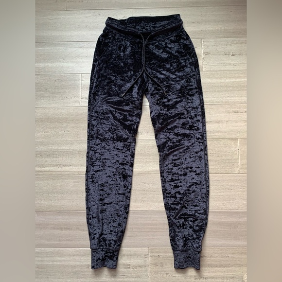 EUC 🍋 Lululemon Ready to Crush Jogger - Picture 5 of 9